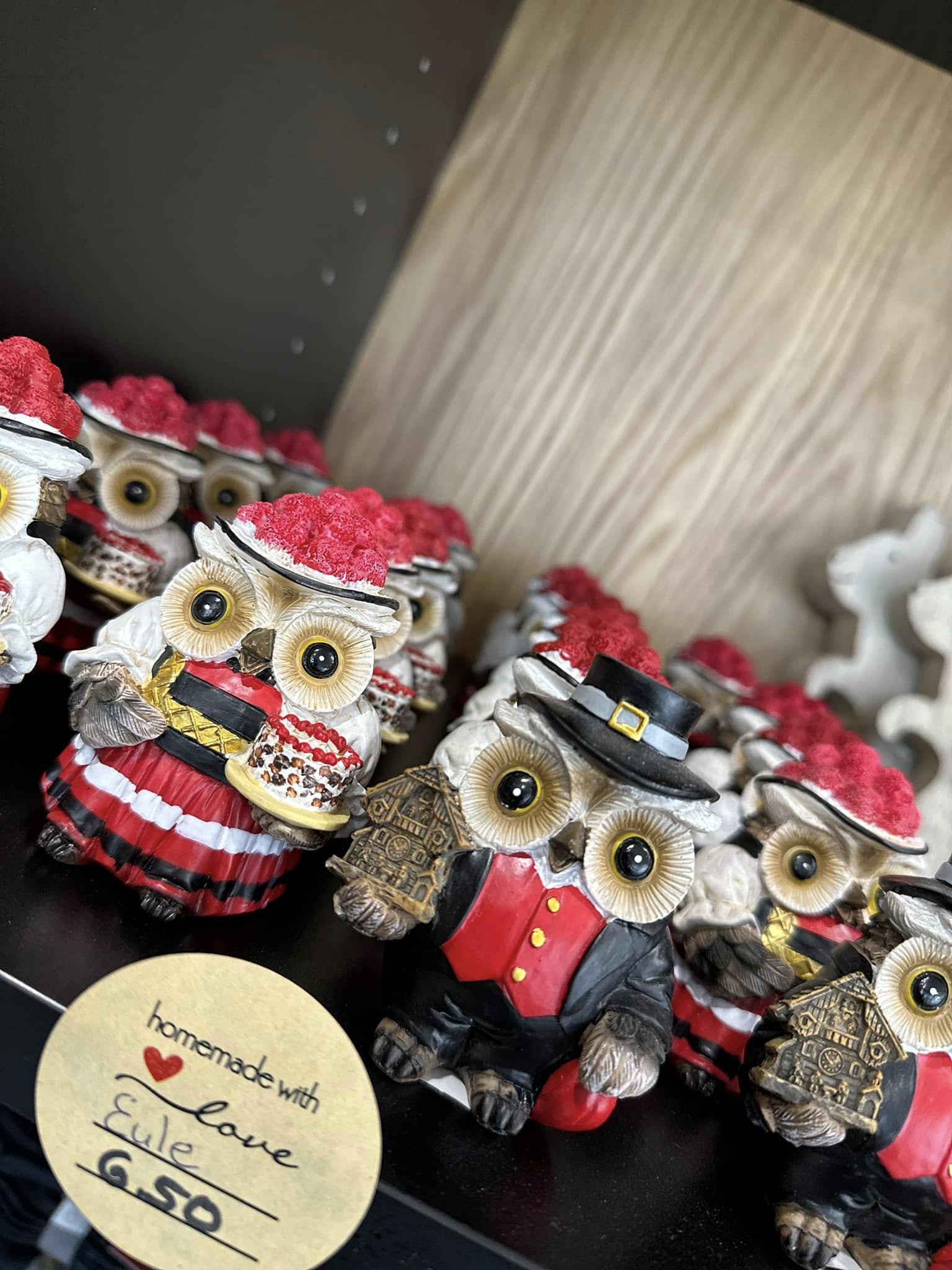 Dekorative Eulen in traditioneller Schwarzwälder Kleidung